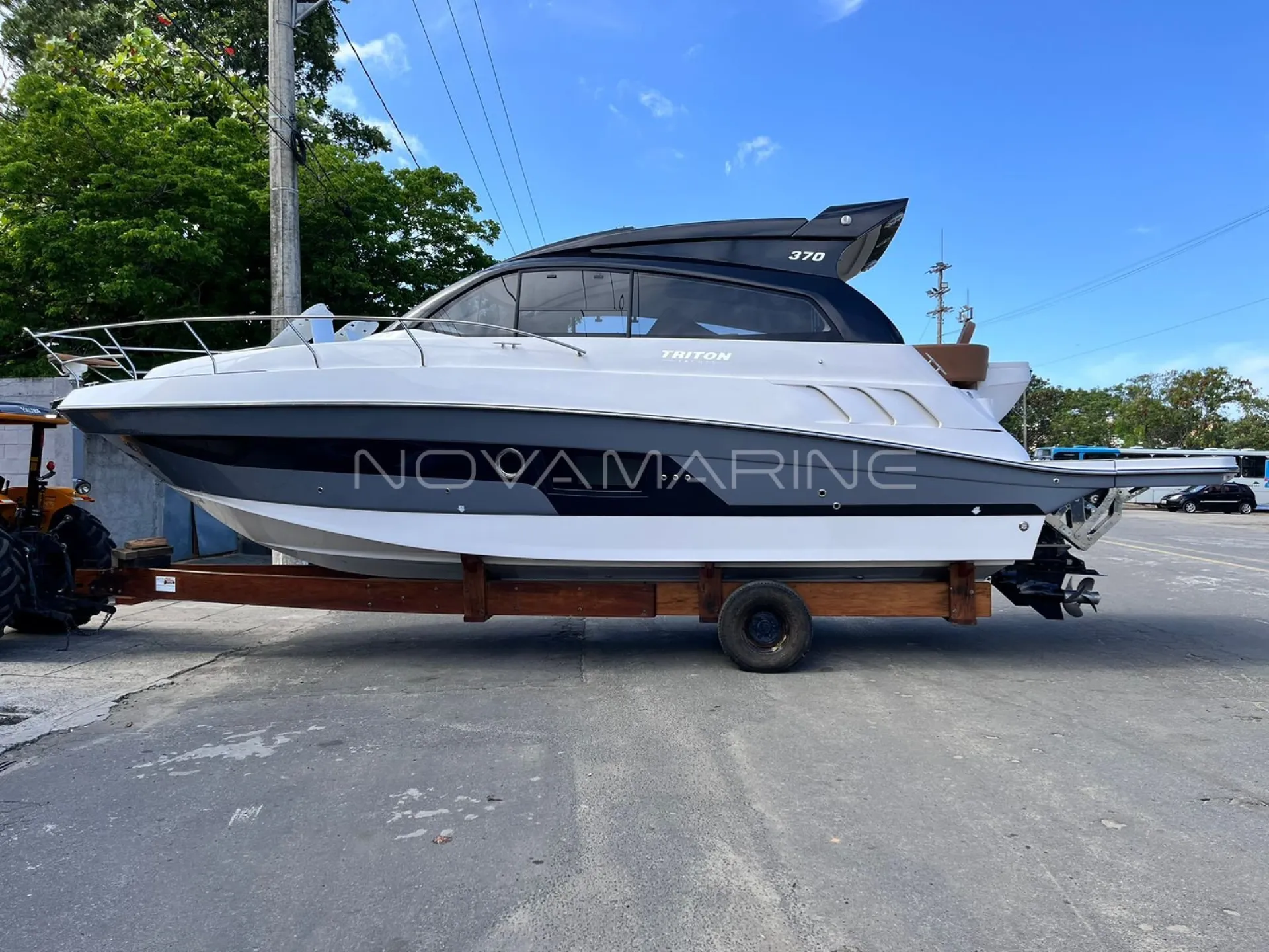 Triton Yachts - 370 HT