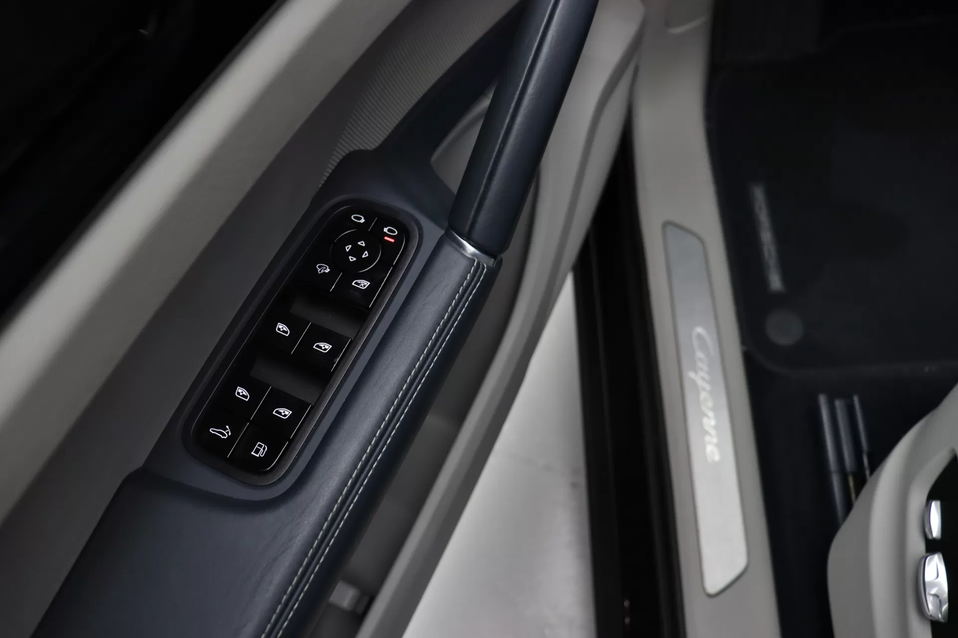 Foto do veiculo PORSCHE CAYENNE E-HYBRID