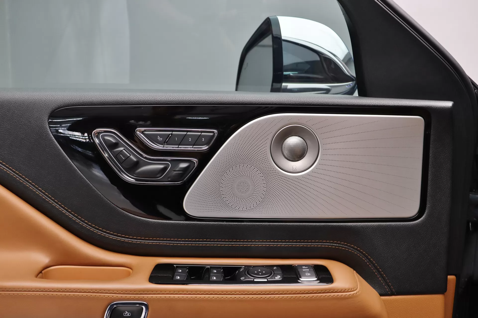 Foto do veiculo LINCOLN AVIATOR HYBRID AWD | 6 LUGARES