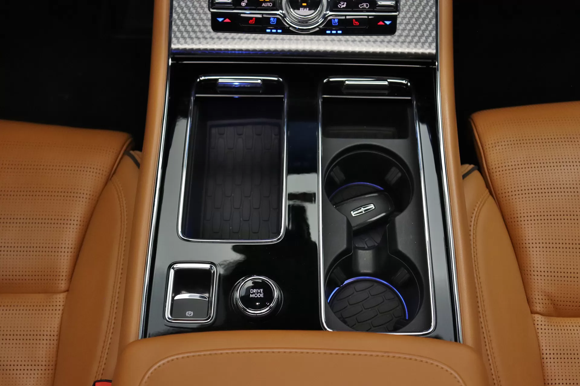 Foto do veiculo LINCOLN AVIATOR HYBRID AWD | 6 LUGARES