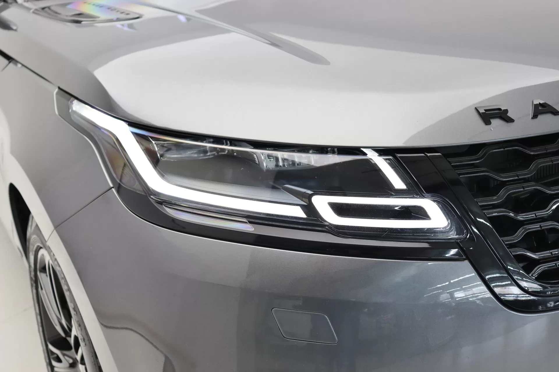 Foto do veiculo LAND ROVER RANGE ROVER VELAR P300 S R-DYNAMIC