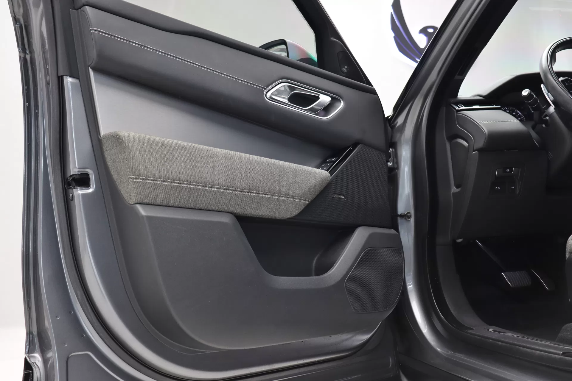 Foto do veiculo LAND ROVER RANGE ROVER VELAR P300 S R-DYNAMIC