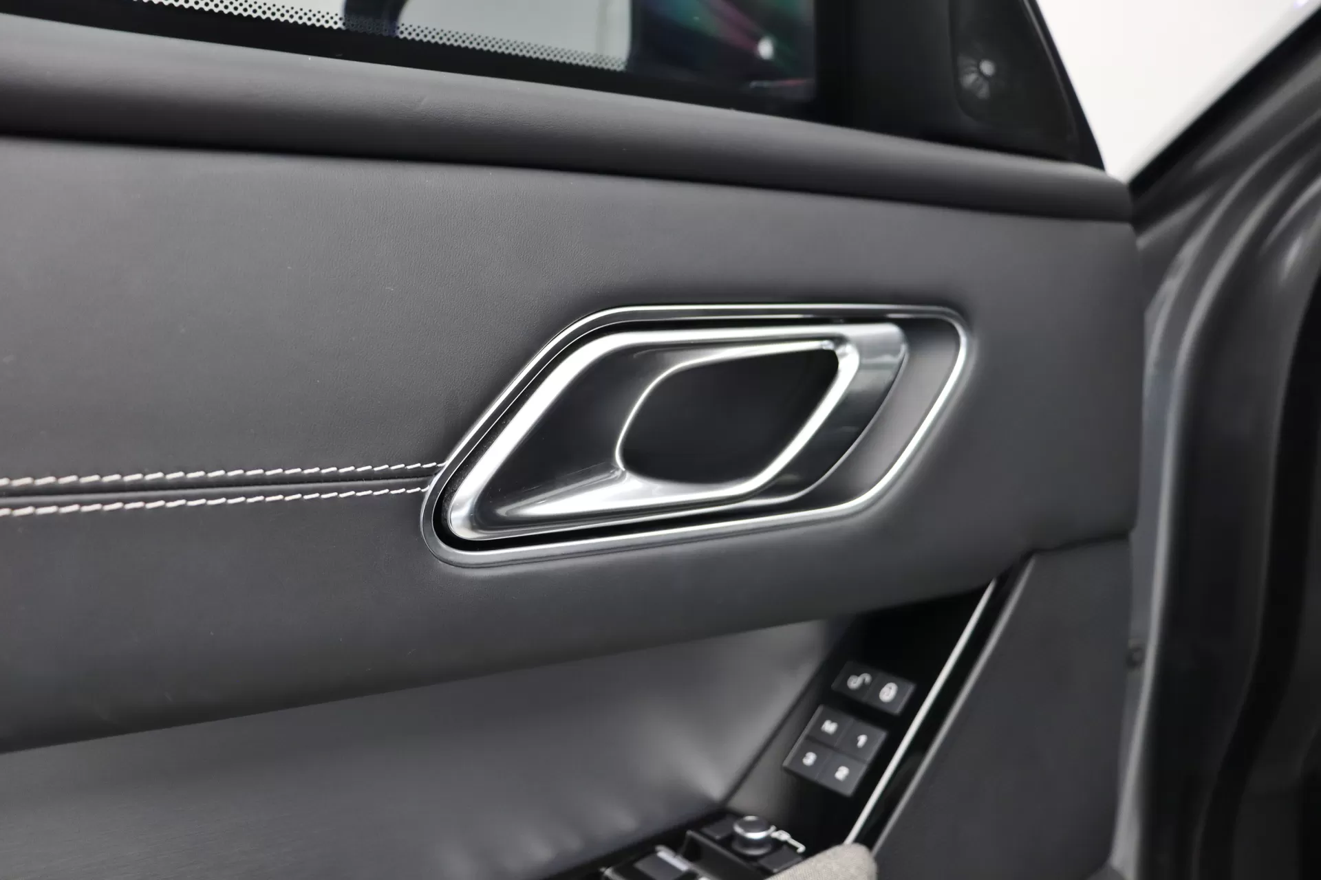 Foto do veiculo LAND ROVER RANGE ROVER VELAR P300 S R-DYNAMIC