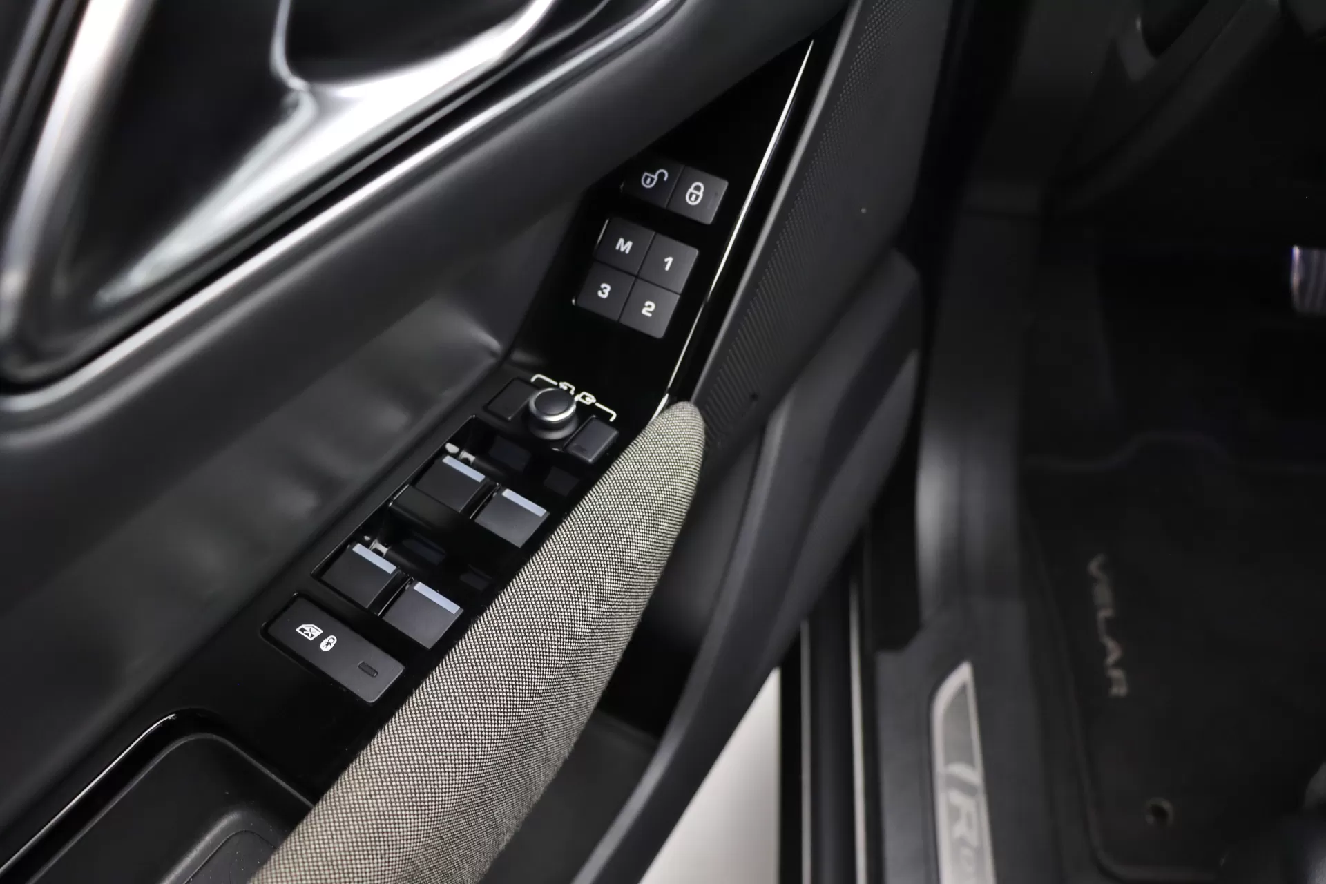 Foto do veiculo LAND ROVER RANGE ROVER VELAR P300 S R-DYNAMIC