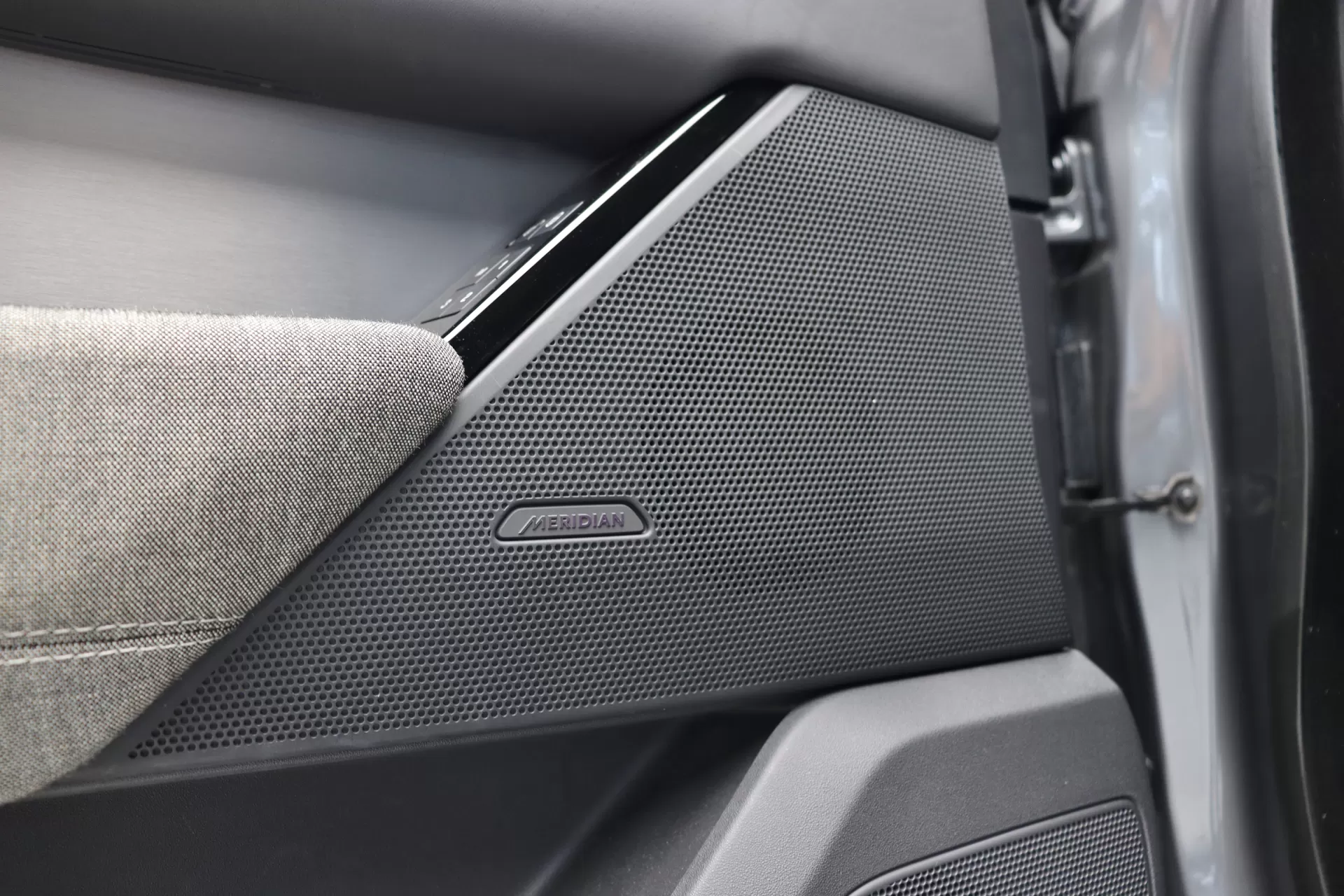 Foto do veiculo LAND ROVER RANGE ROVER VELAR P300 S R-DYNAMIC