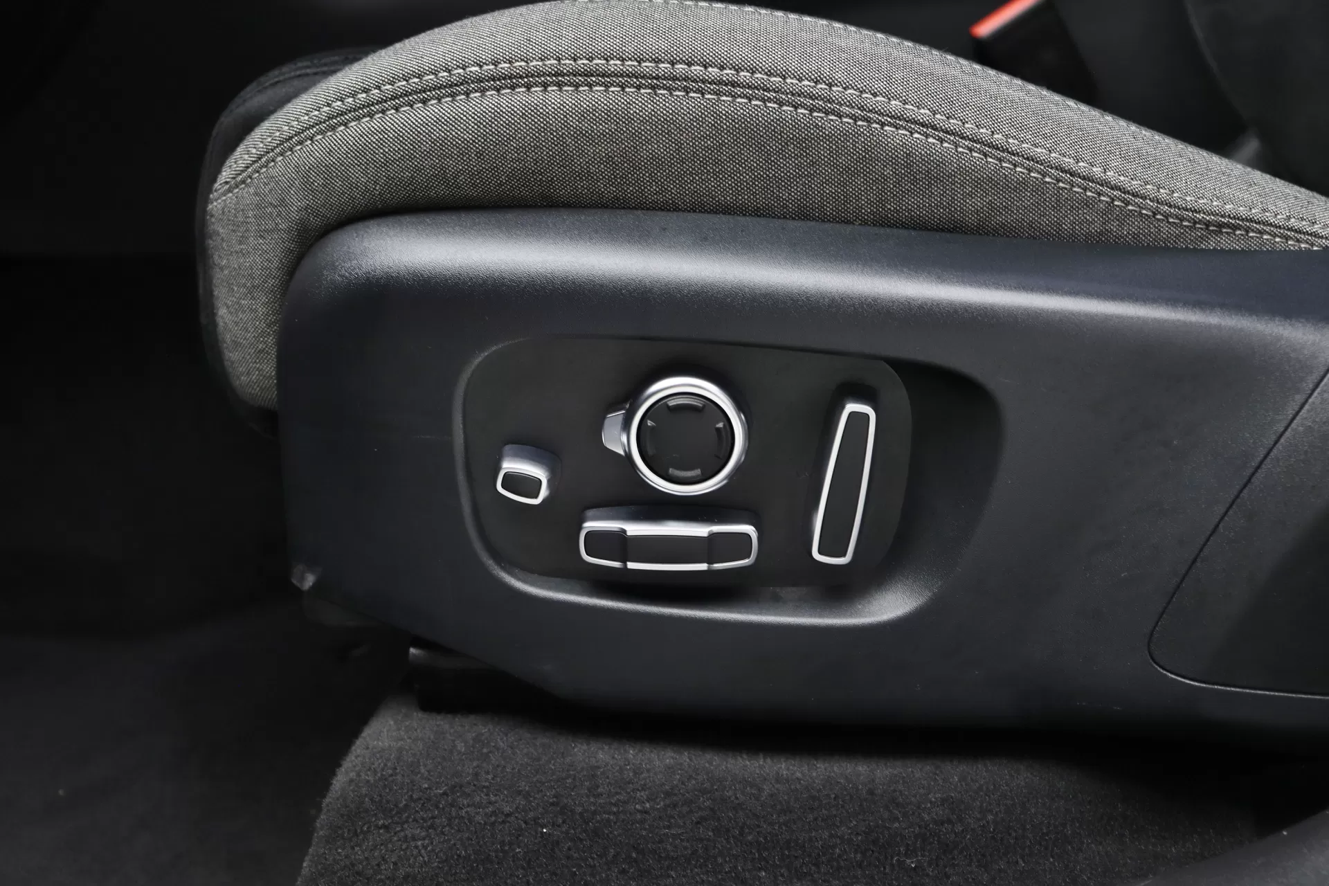 Foto do veiculo LAND ROVER RANGE ROVER VELAR P300 S R-DYNAMIC