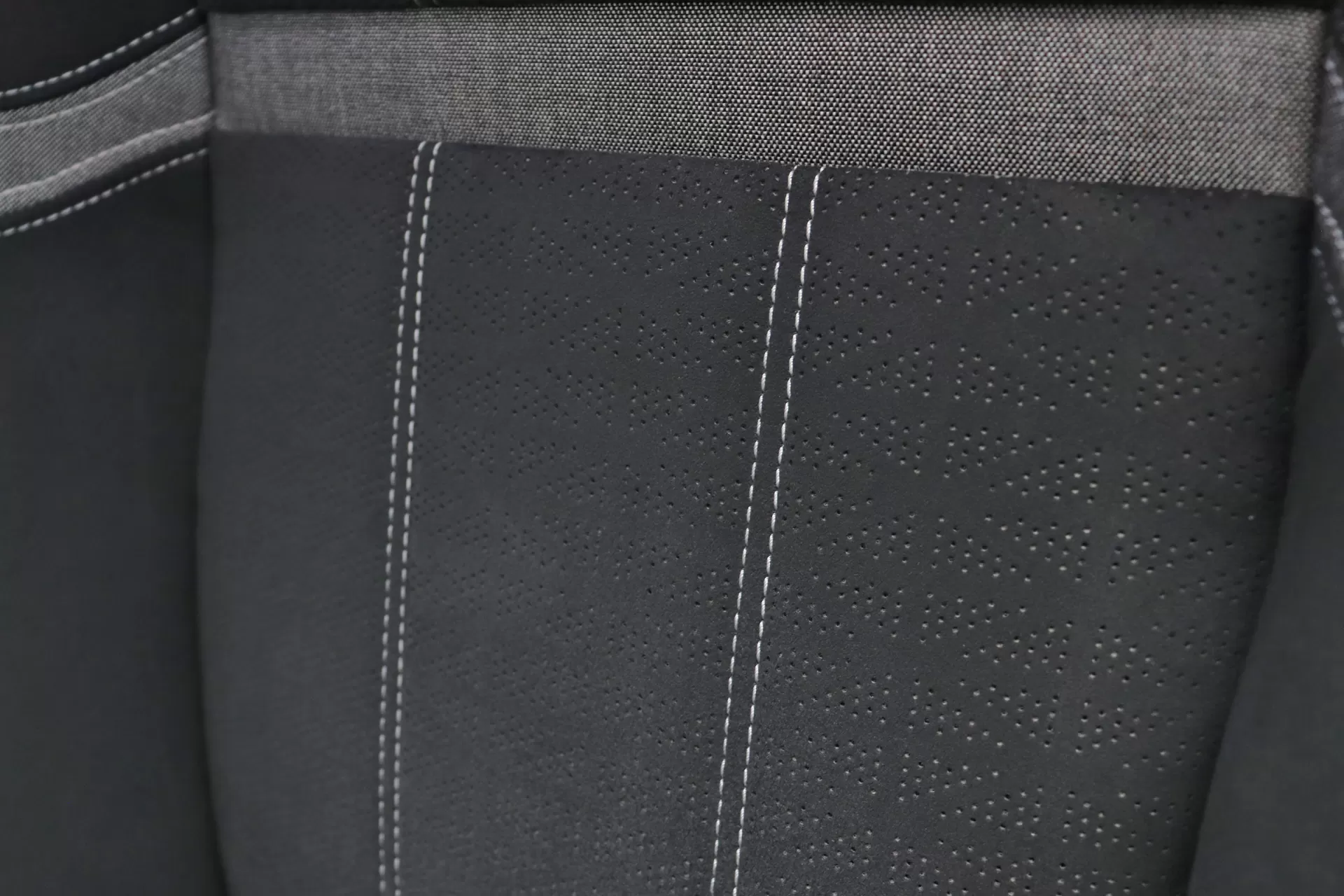 Foto do veiculo LAND ROVER RANGE ROVER VELAR P300 S R-DYNAMIC