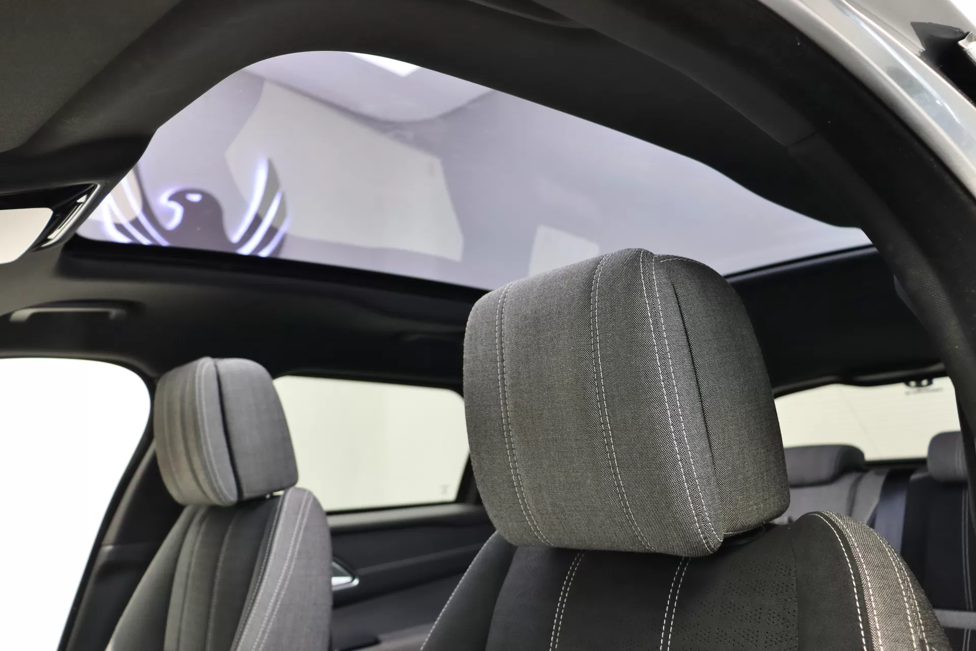 Foto do veiculo LAND ROVER RANGE ROVER VELAR P300 S R-DYNAMIC